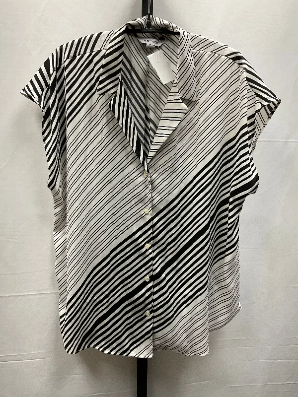 Top Short Sleeve By Nine West In Striped Pattern, Size: M